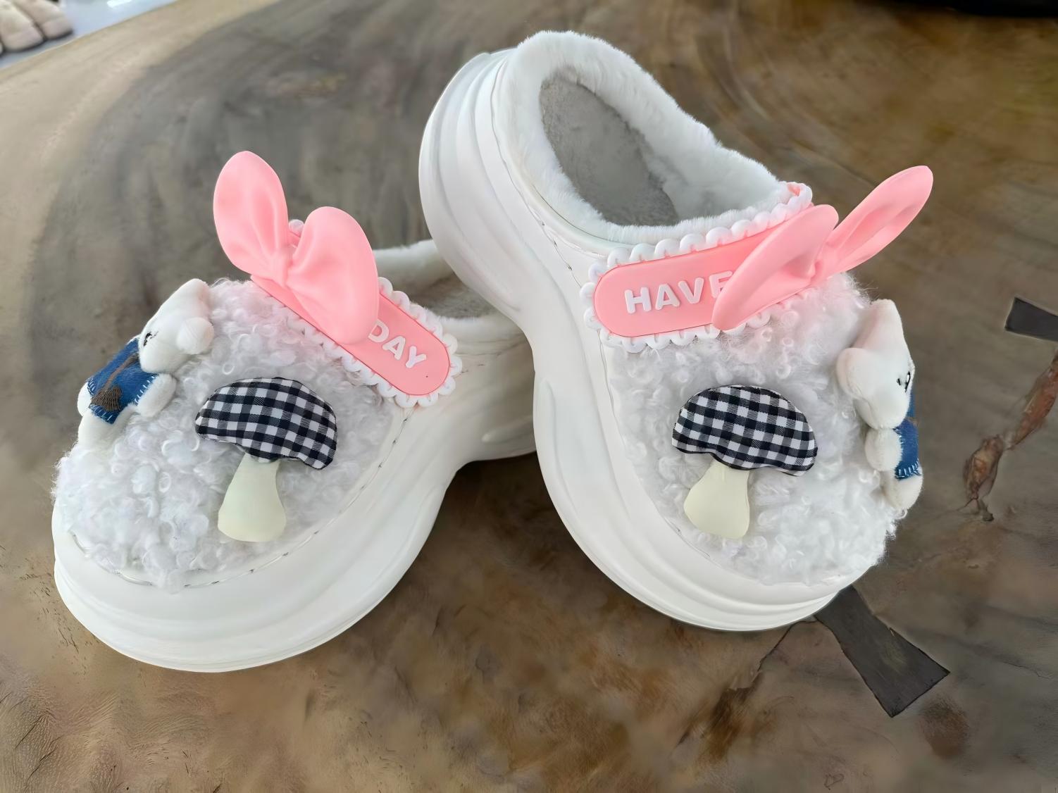 ¿Cómo se adaptan las lindas pantuflas de felpa de algodón con punta cerrada a las necesidades diarias de comodidad en el hogar?